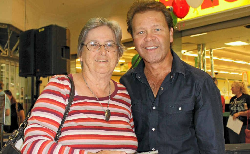 Warwick woman Margaret Snip met Country star Troy Cassar-Daley at Rose City Shoppingworld. Warwick woman Margaret Snip met Country star Troy Cassar-Daley at Rose City Shoppingworld.